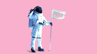 Photographie qui représente un astronaute sur fond rose tenant un drapeau avec écrit "Mon espace santé".